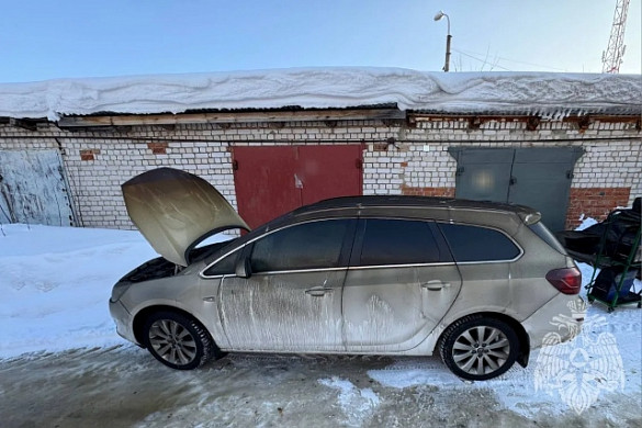 В Лежневе спасали от огня гараж с 2 автомобилями